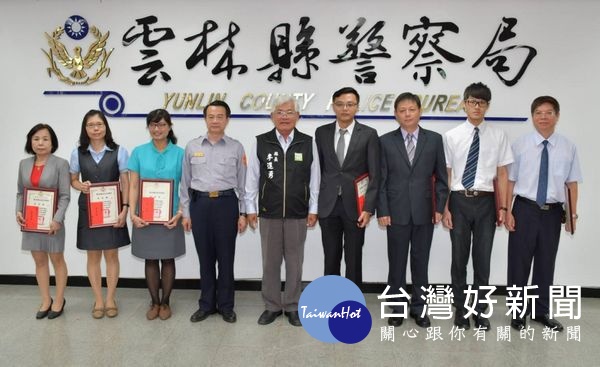 縣長李進勇表揚北港分局警員蘇文欽、李政倫及中華郵政口湖分行經理林志賢等機警阻詐有功;另頒發北港民防中隊6位服務20年以上資深民防人員獎牌及禮品。(記者陳昭宗拍攝)