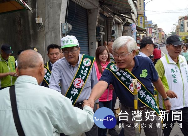 雲林縣長李進勇與水林鄉長參選人許山埜及縣議員參選人林昀蔚等走進人群,一步一腳印與鄉親握手拜票,發揮母雞帶小雞的精神,展現團隊高昂士氣。(記者陳昭宗拍攝)