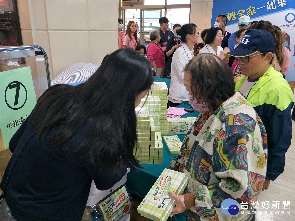 民眾在彰基醫院接受血糖檢測。圖/記者鄧富珍攝