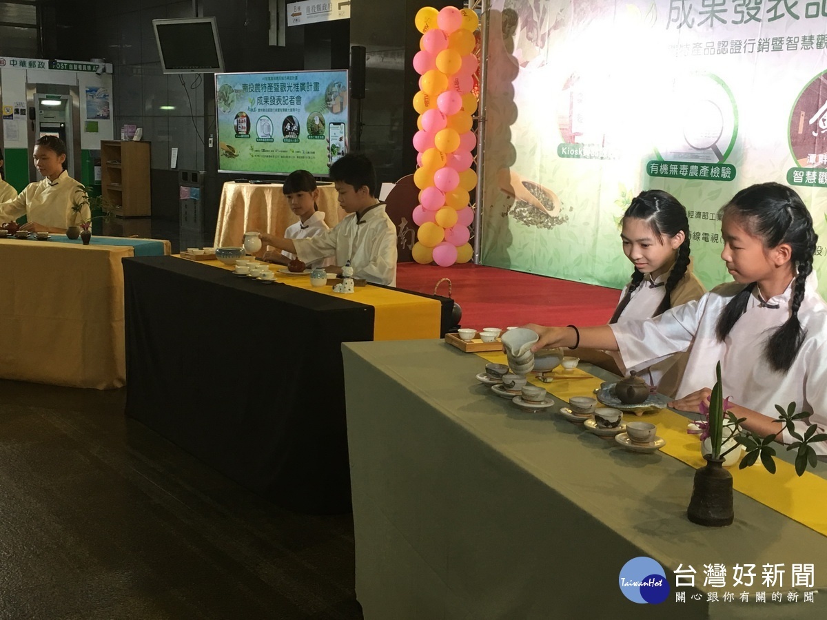 弓鞋國小的小小茶藝師素負盛名。(記者扶小萍攝)