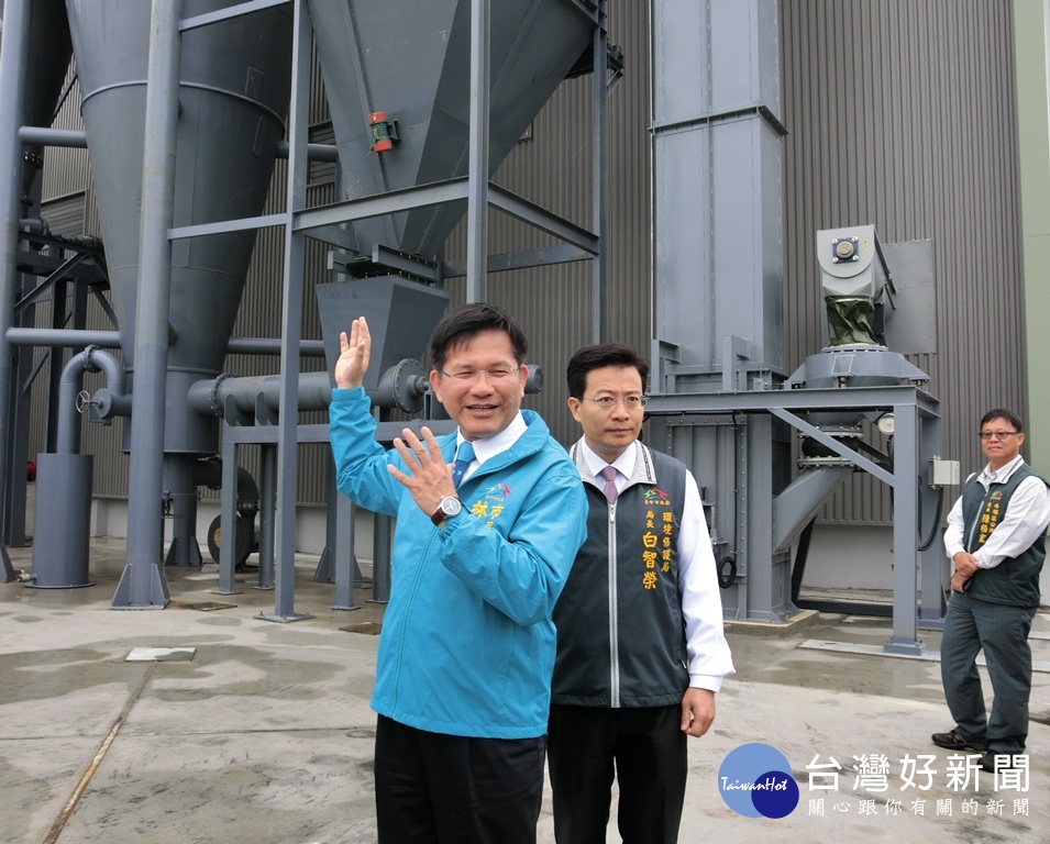 林佳龍市長聽取外埔綠能生態園區的稻稈汽化發電說明。(圖/臺中市政府環保局)