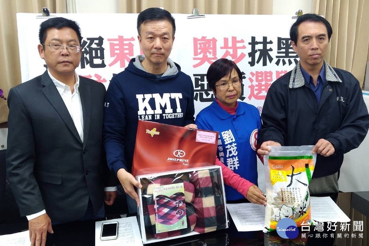桃園市長候選人陳學聖等人拿出白米、禮品,指控桃園市長鄭文燦運用行政資源涉嫌賄選。