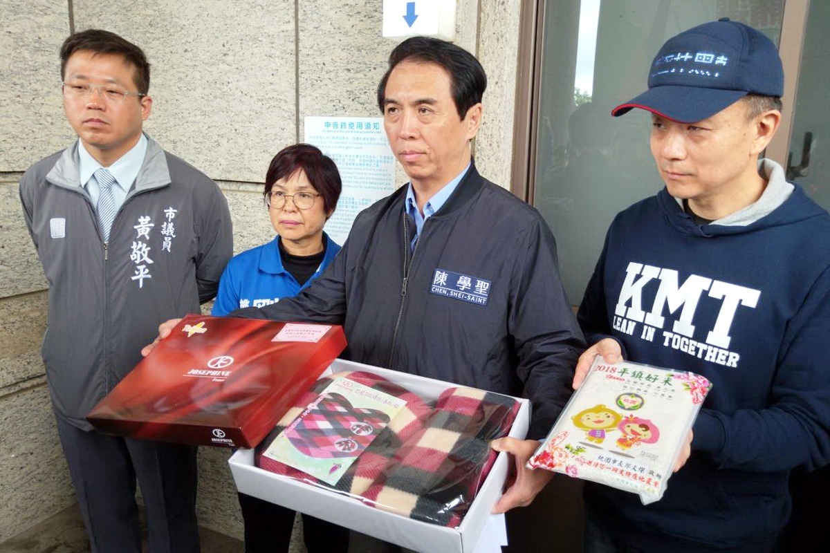 桃園市長候選人陳學聖、國民黨黃國園黨部主委于北辰、桃園市議員劉茂群、黃敬平拿出白八及禮品,控告桃園市長鄭文燦涉嫌賄選。