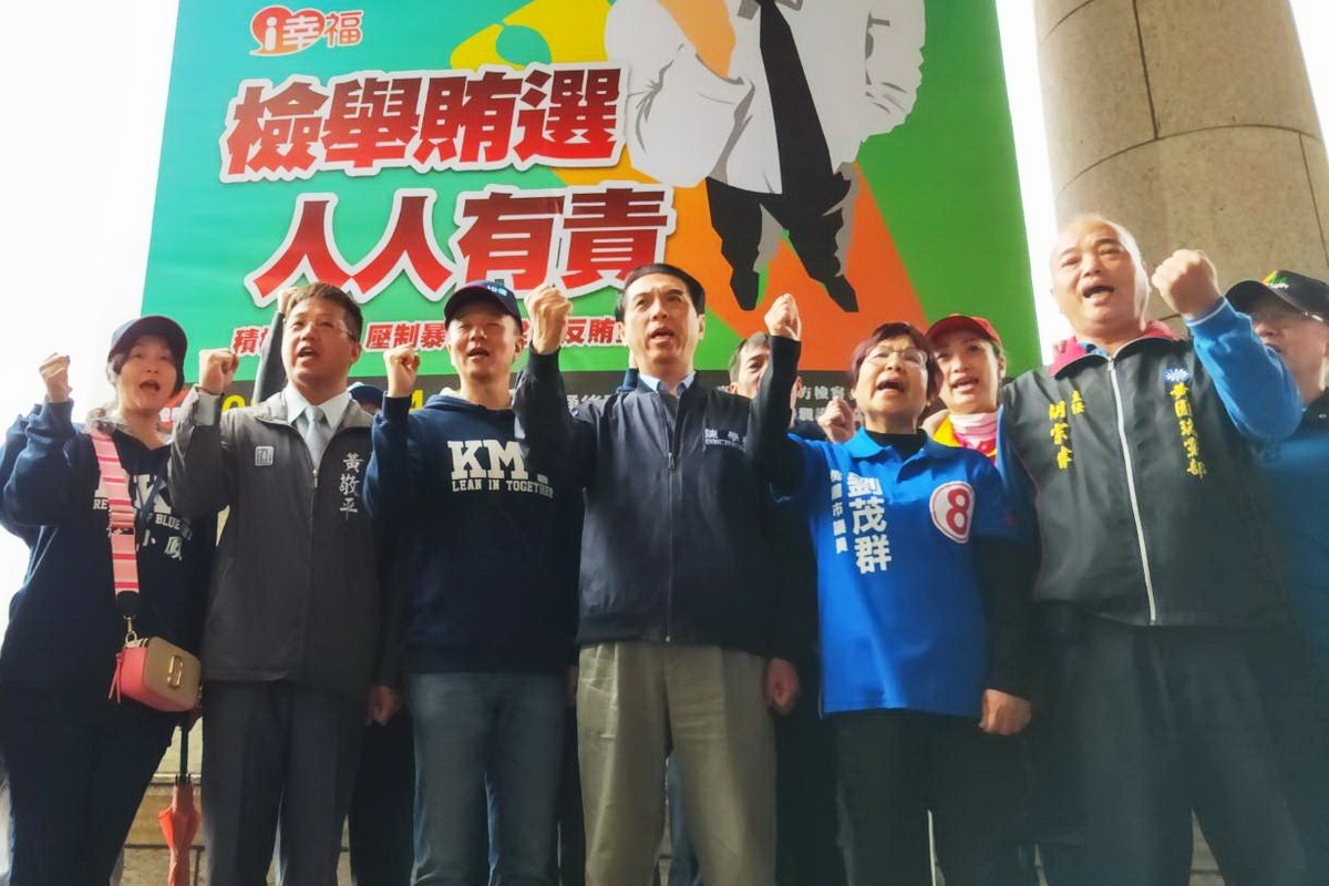 桃園市長候選人陳學聖等人控告桃園市長鄭文燦涉嫌賄選,並呼口號要求檢方儘速展開調查。