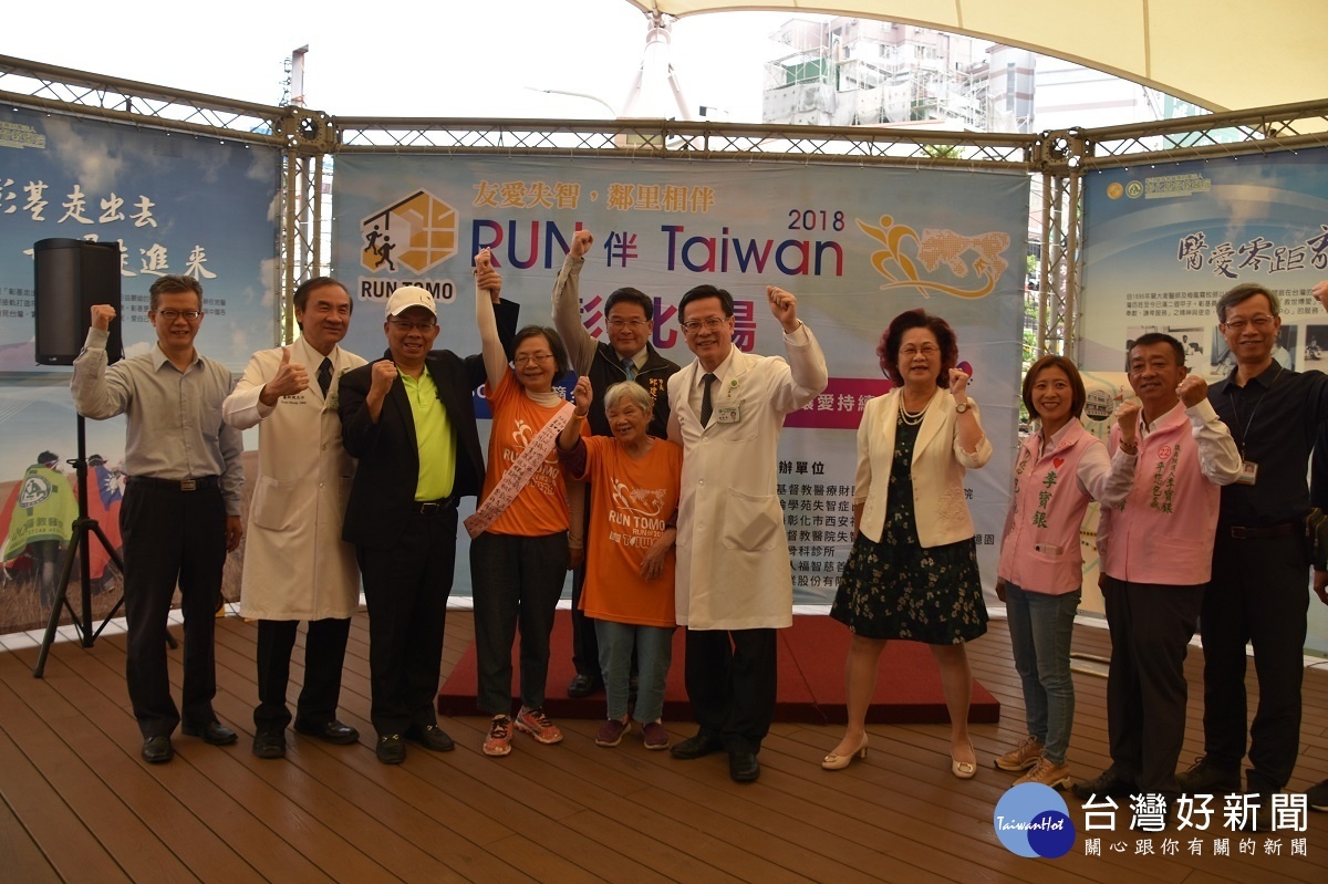 『魏愛倫學苑』83歲失智長輩黃月(左五),交棒給63歲 民眾黃碧娥(左四)。