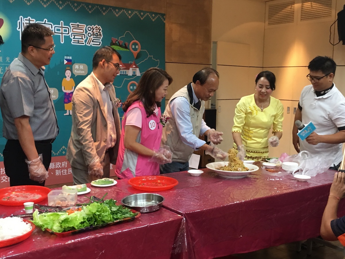 湯火聖嘗試製做美食與大家分享。(記者扶小萍攝)