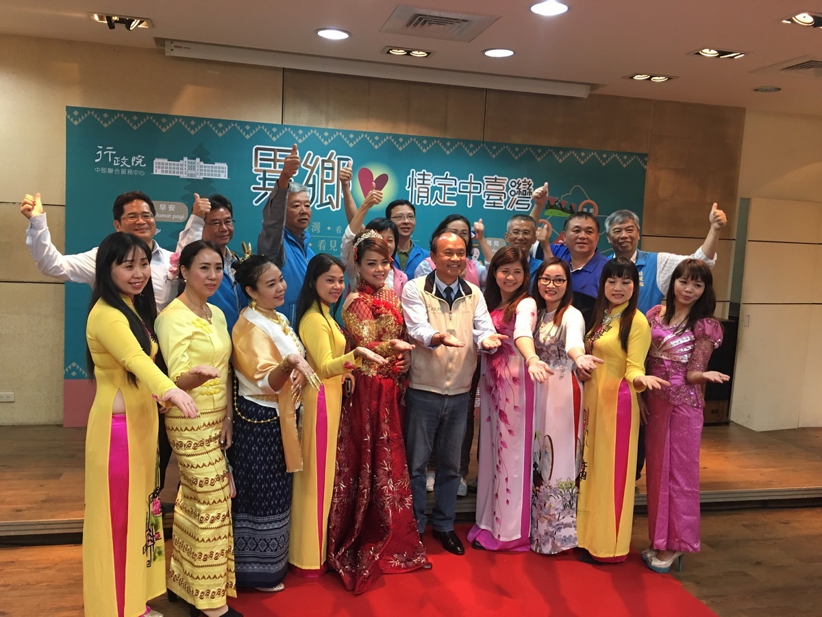 新住民展示國服歡迎民眾來參加美食嘉年華。( 記者扶小萍攝)