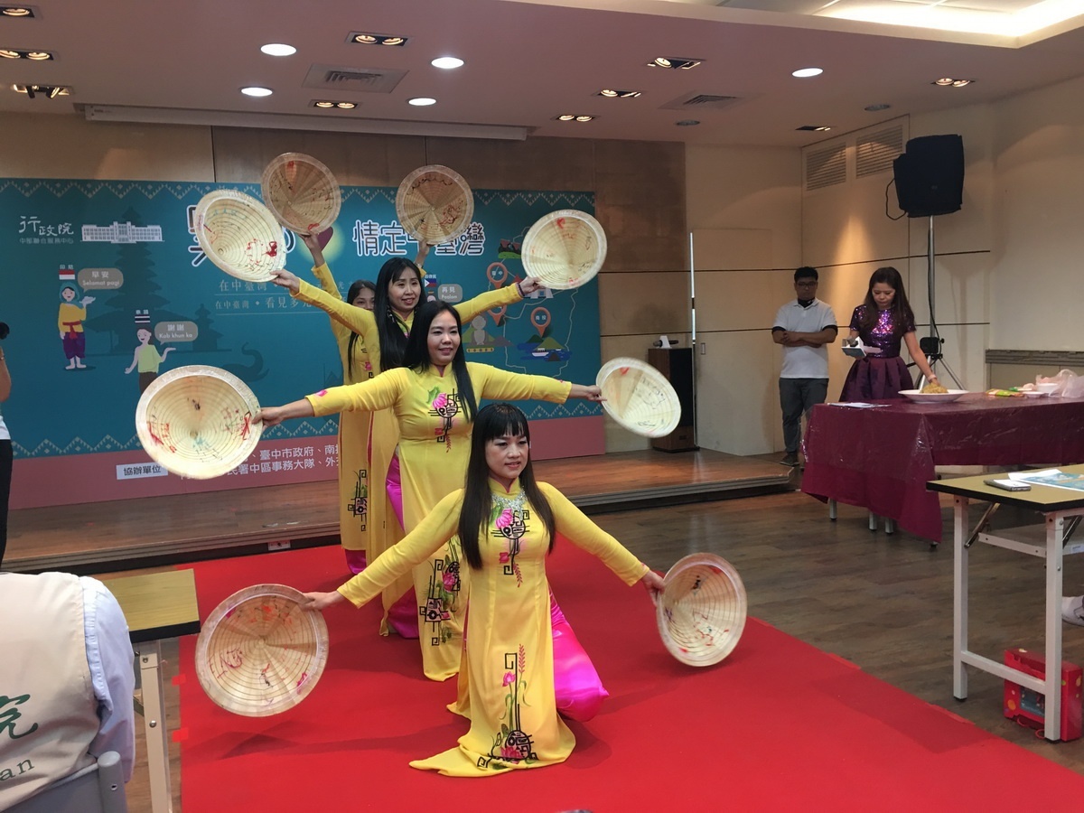 蒲公英成員表演在地舞蹈。(記者扶小萍攝)