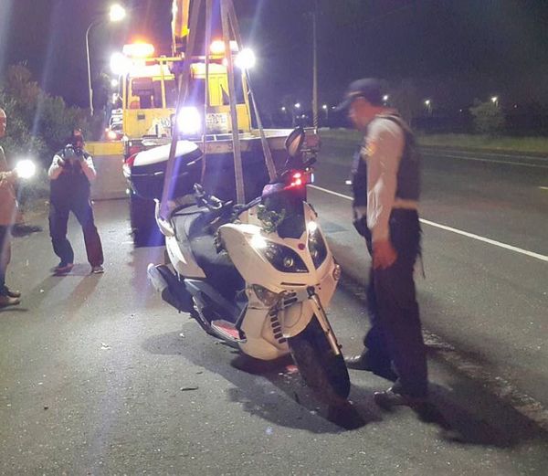 重機男不明原因摔車,緊急送醫不治,警方於該路段勘查採證,並加強防制勤務,維護用路人行車安全。(記者陳昭宗拍攝)