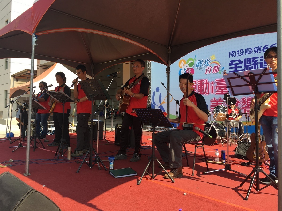 南投教師民歌樂團連唱近2小時,民眾聽得過癮。(記者扶小萍攝)