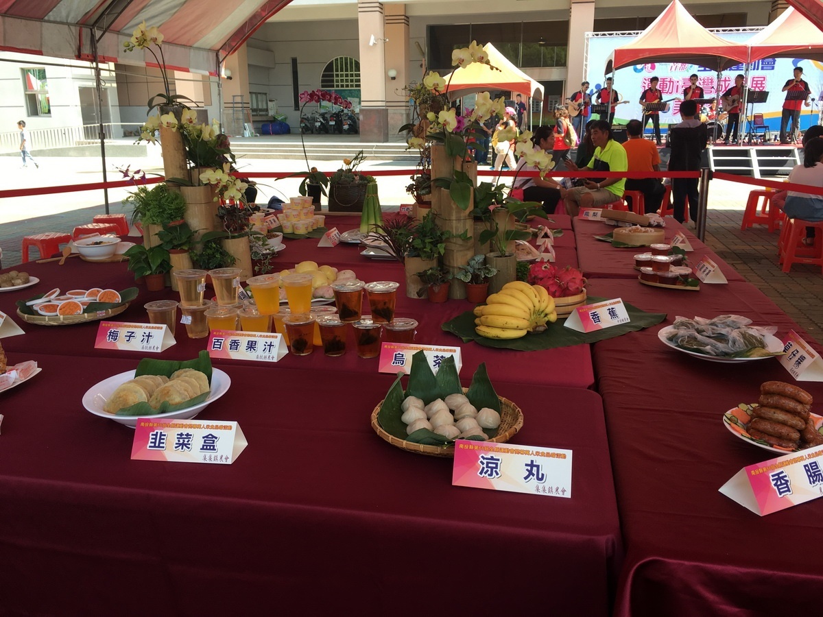 南投美食展示令人垂涎。(記者扶小萍攝)