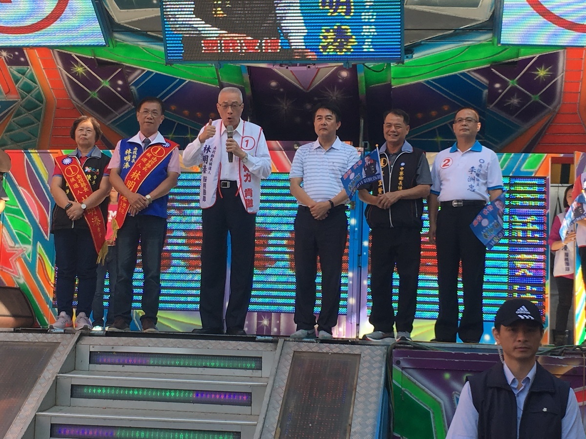 吳主席指目前經濟觀光治安都不佳,縣長到村里長都要勝選才能重返執政。(記者扶小萍攝)
