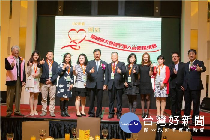 鄭市長親自出席頒獎,感謝醫師及各類醫事人員將照顧民眾的生命與健康列為使命