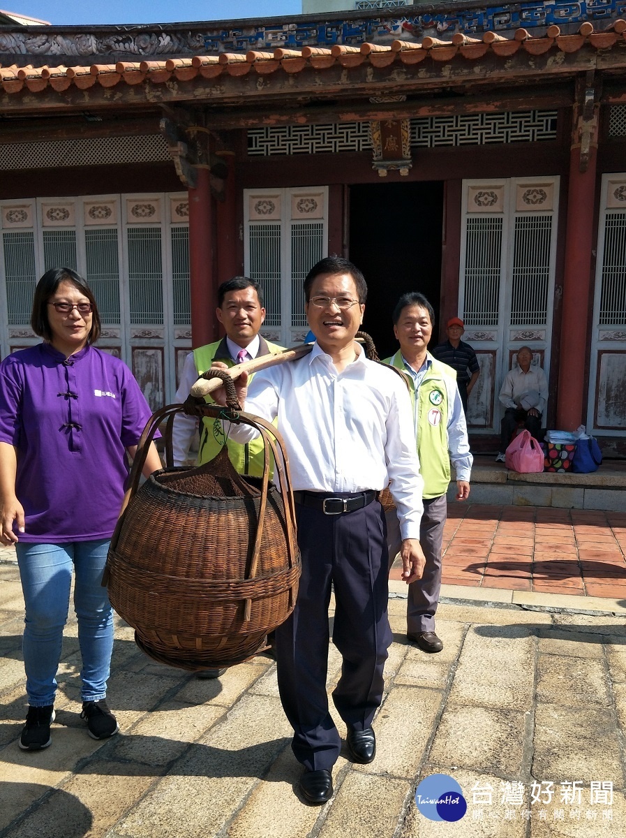 彰化縣長魏明谷參與彰化縣社區營造成果展。圖/記者鄧富珍攝