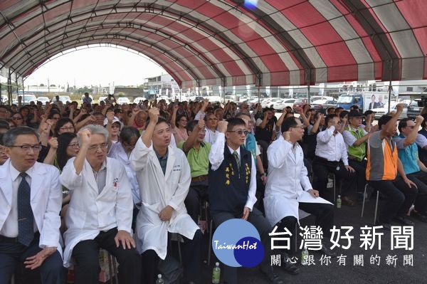 雲林縣20個醫藥團體以「正直、擁護」成立李進勇後援會,齊呼「當選、當選、勇護正直」,希望李進勇縣長繼續高票連任照護雲林。(記者陳昭宗拍攝)