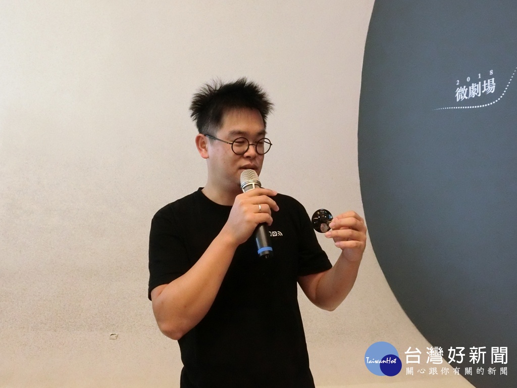 聲音裝置藝術家王仲堃在《密室尋聲》中所設計製作的手持感應裝置「光音別針」。(圖/記者賴淑禎攝)