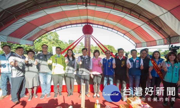 桃園市長鄭文燦前往龍潭體育園區基地,出席「桃園市龍潭體育園區興建工程」動土典禮