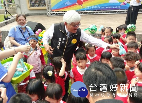 雲林縣長李進勇發表未來四年的教育政見「教育316,優質貼心幼吾幼」,打造雲林縣更優質的教育競爭力,爭取家長與關心教育者的支持連任。(記者陳昭宗拍攝)