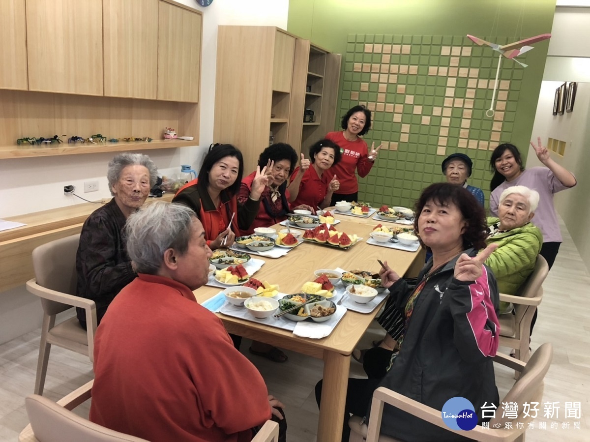 秀和亭巷弄長照站的長輩共餐。圖/秀傳醫院提供