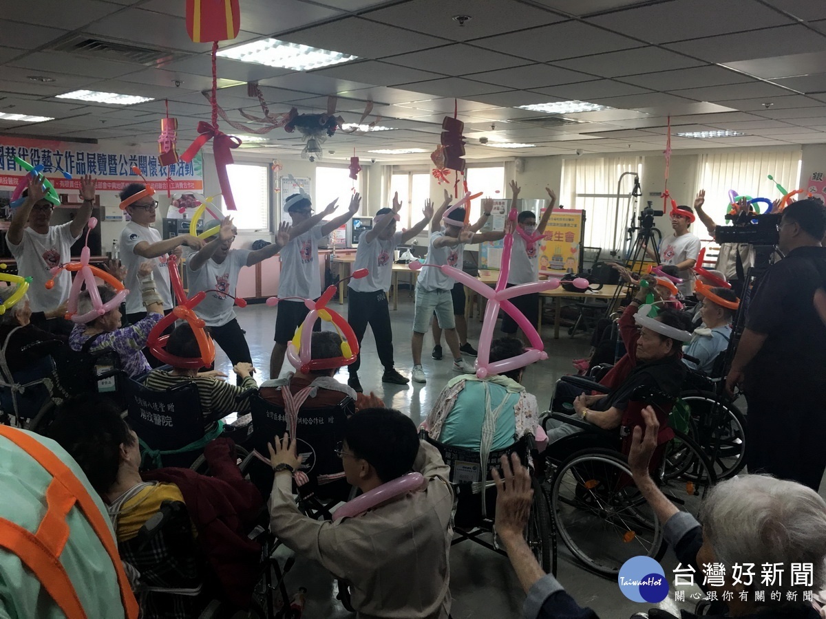 替代役朋友帶領長輩互動。(記者扶小萍攝)