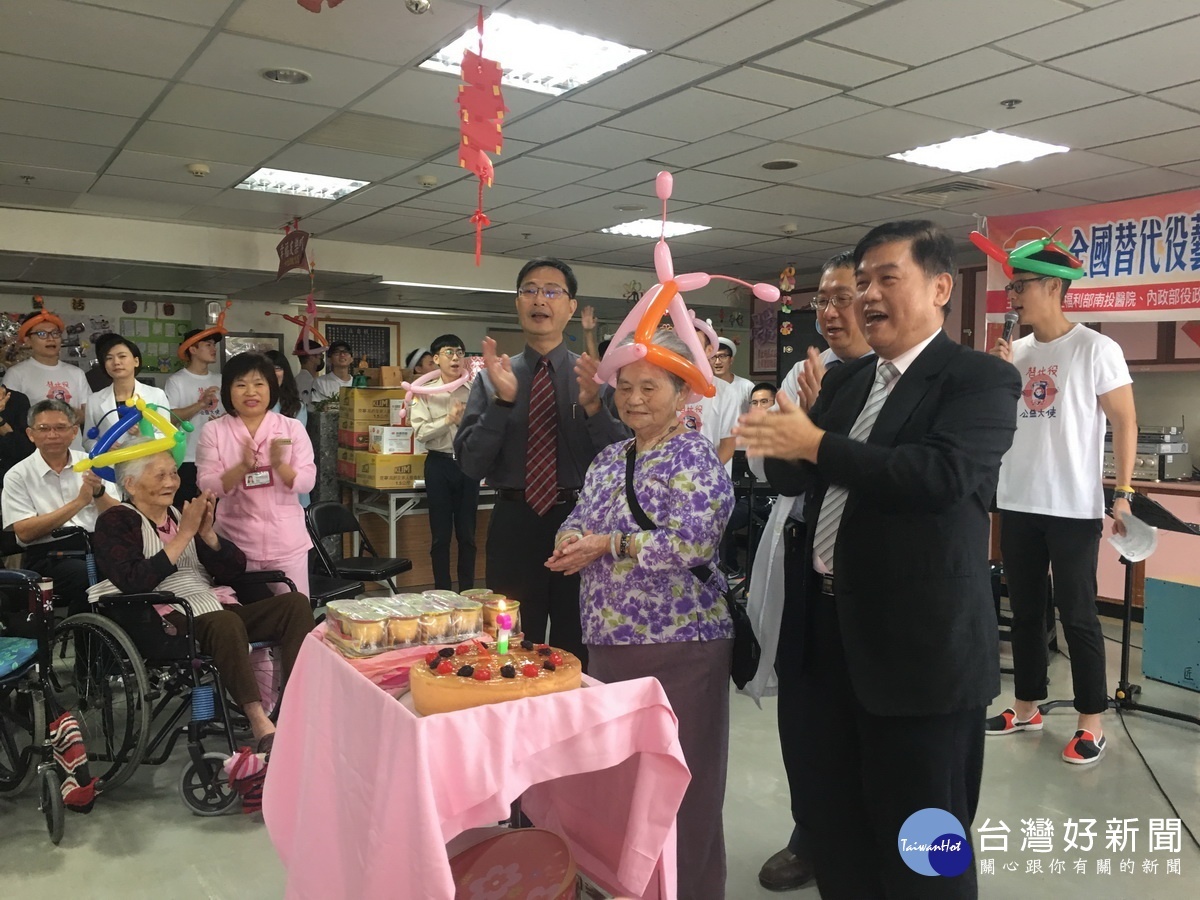 龔署長與長輩慶生。(記者扶小萍攝)