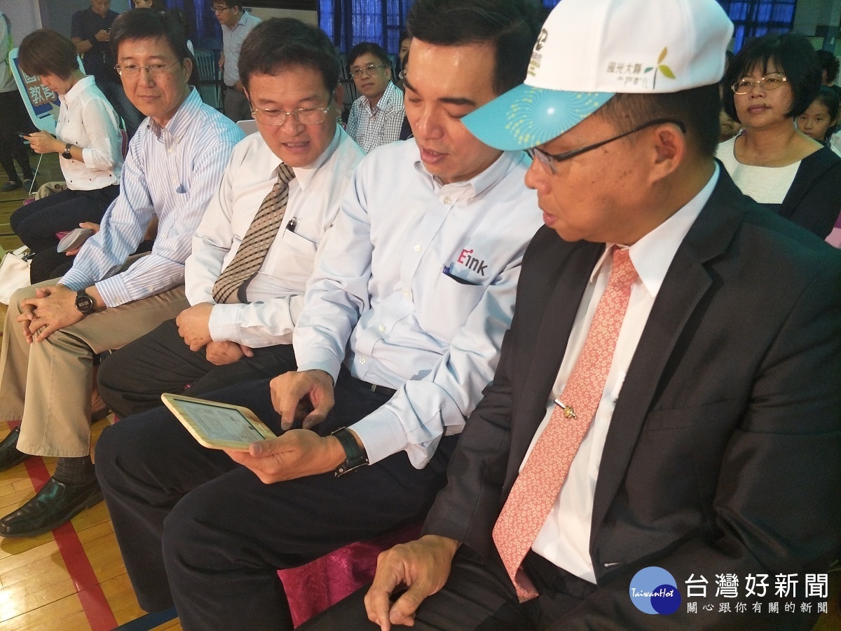 元太科技董事長柯富仁示範電子閱讀器的閱讀優勢,與副縣長林明裕(右)、彰化市長邱建富(左)分享。圖/記者鄧富珍攝