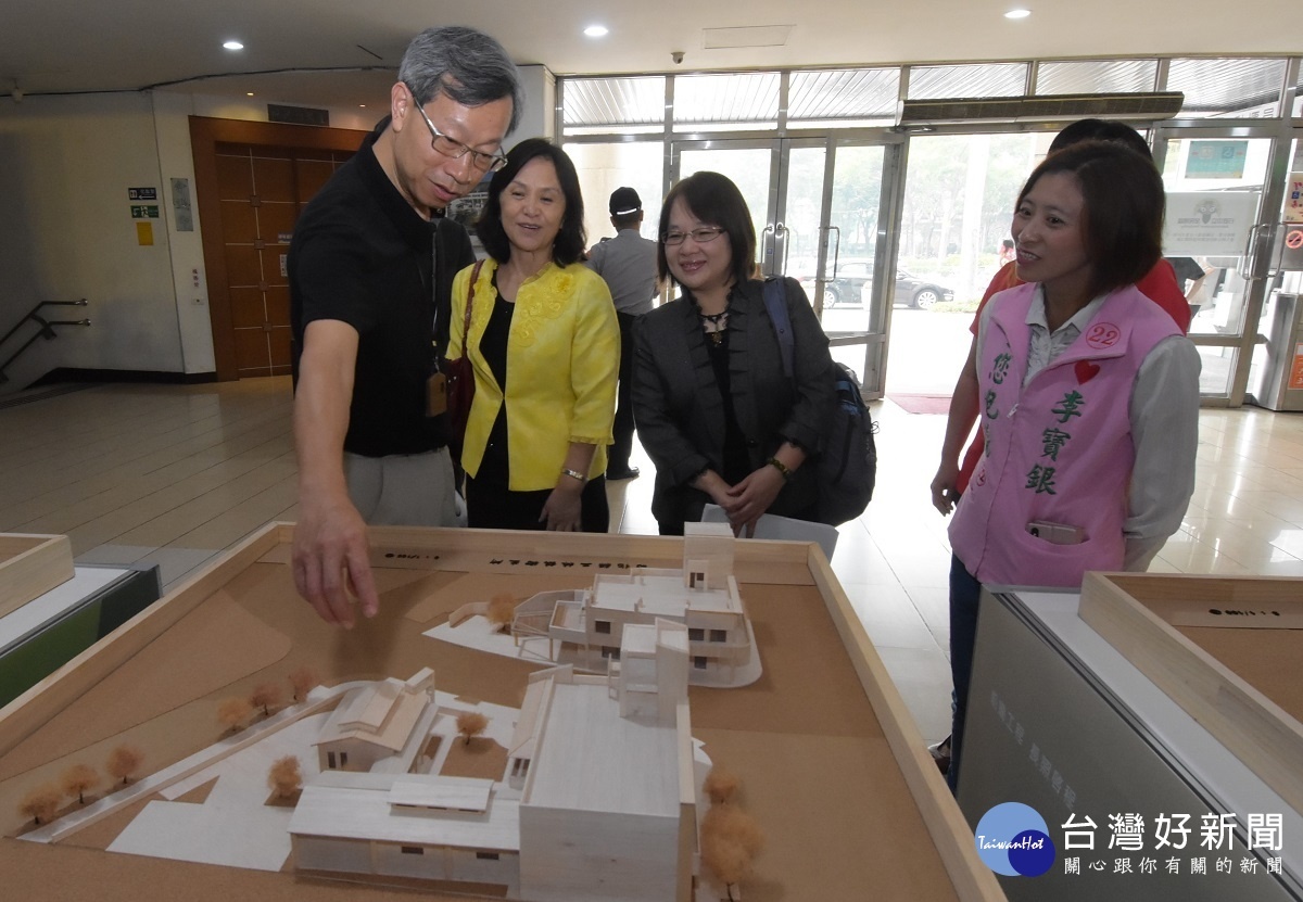 .前瞻計畫衛生所長照據點工程動畫模型展示,縣府衛生局長葉彥伯向國民健康局副署長游麗惠、企劃組長林宜靜以及貴賓解說工程設計模型。圖/記者鄧富珍攝