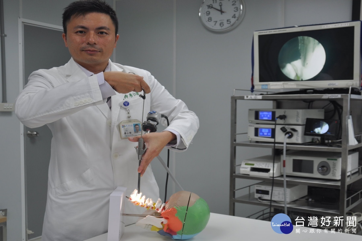 廖仁傑醫師示範微修內視鏡頸椎椎盤手術。