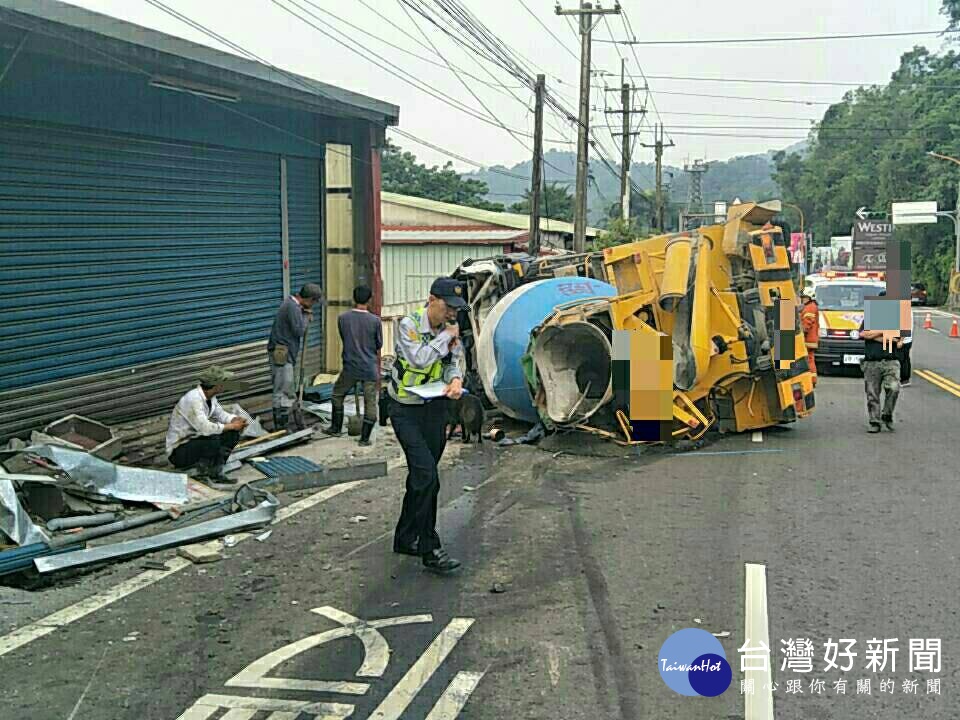 台三線信義路發生翻車，警消人員救護。