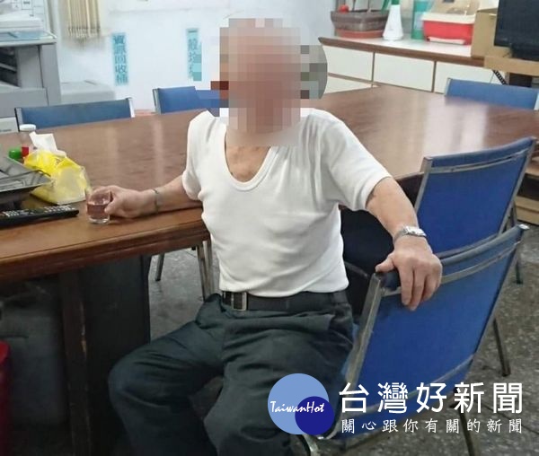 失智老翁迷途街頭,褒忠警方藉由愛心手鍊辨識身分,並協助將老翁平安送返家中。(記者陳昭宗拍攝)