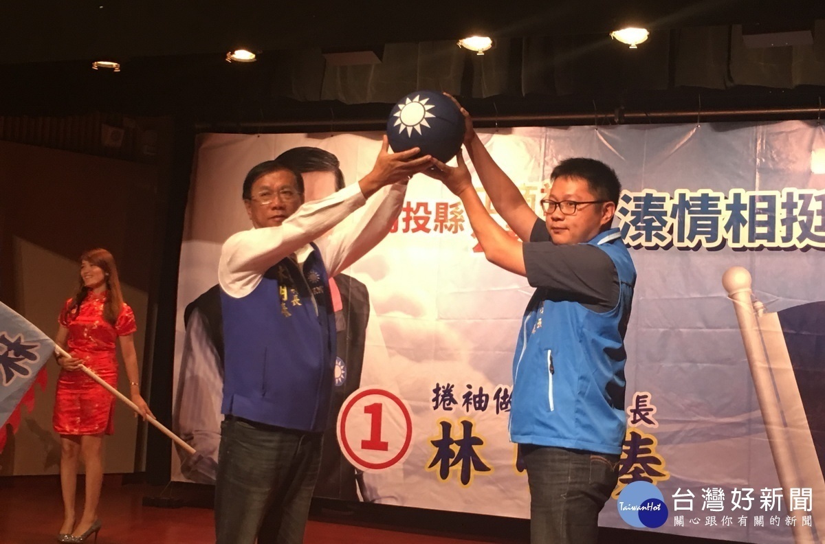 青年代表吳政緯贈籃球吉祥物表心聲。（記者扶小萍攝）