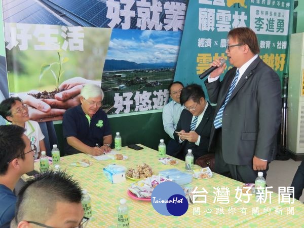 縣長李進勇及斗六市長參選人林慧如與雲林青商會幹部舉辦座談,肯定青年朋友積極關心政治與社會公共參與,並闡述縣府努力經營創造適合青年創業、鮭魚返鄉的環境。(記者陳昭宗拍攝)