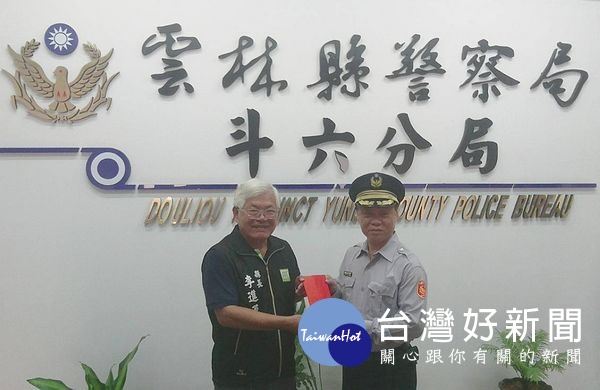 斗六警方破獲擄人勒贖集團,順利救出肉票,縣長李進勇特前往斗六分局表揚分局長蔡詳忠等有功人員,並慰勉專案小組之辛勞。(記者陳昭宗拍攝)