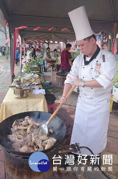 雲林縣為推廣縣內優質鴨肉,於縣府親民廣場辦理2018全國薑母鴨料理王競賽,現場熱鬧滾滾,香味四溢。(記者陳昭宗拍攝)