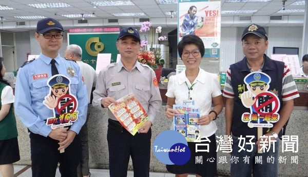 北港警方積極前往轄內各金融機構拜會,希能強化臨櫃人員關懷提問機制及應變能力,減少民眾遭詐騙機會。(記者陳昭宗拍攝)