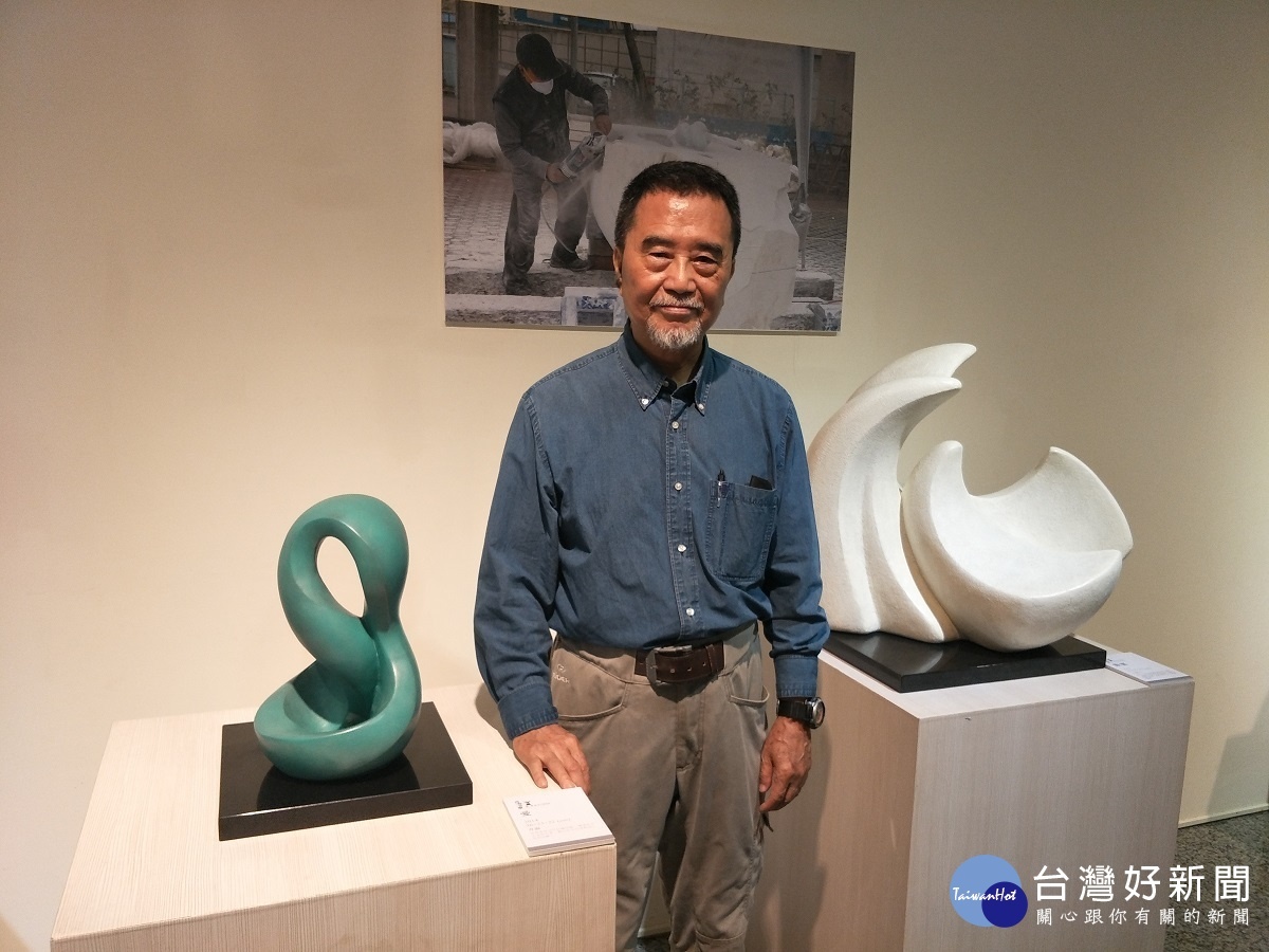 藝術家黃輝雄老師雕塑作品「愛」表達人類永無止境的愛。圖/記者鄧富珍攝
