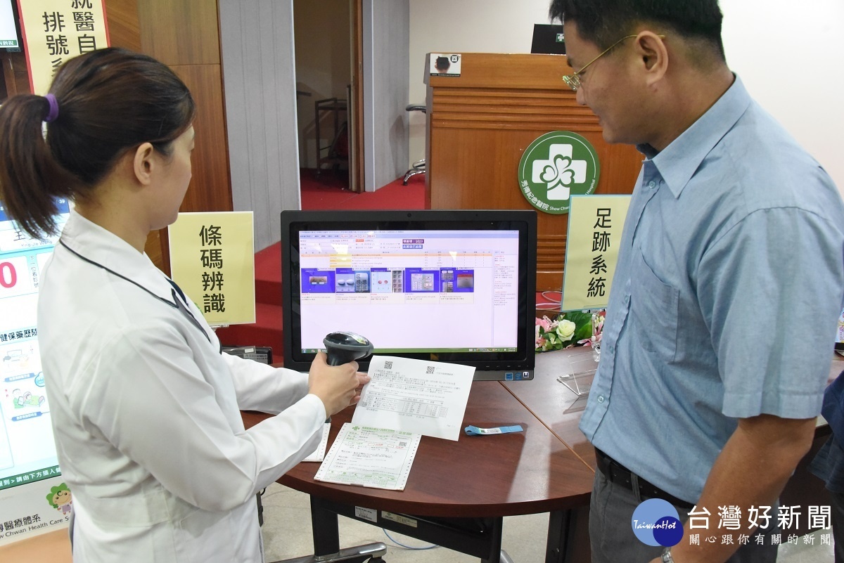 現場展示透過創新的智慧醫材裝置監測病人的心率、血壓、血氧等生理數據即時狀態,作為預防與遠端的居家照護。
