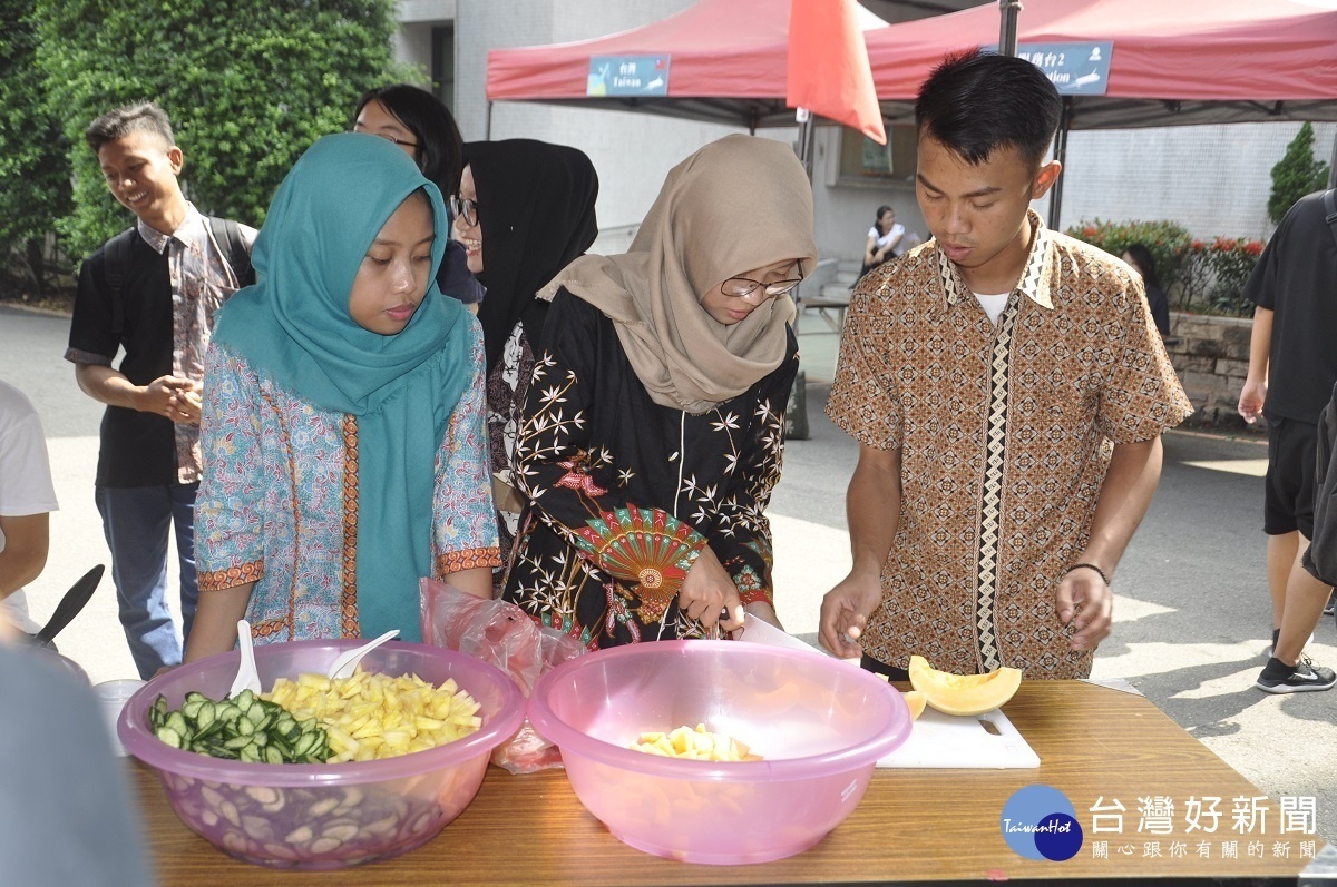 印尼學生製作具有當地風味的水果餐。圖／建國科大提供