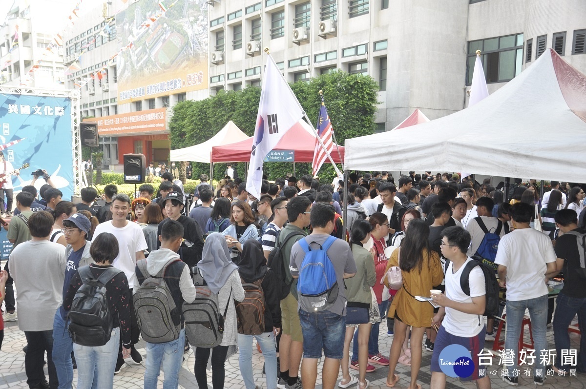 本地學生想品嚐異國風味美食,必須先通過文化考題。圖/建國科大提供