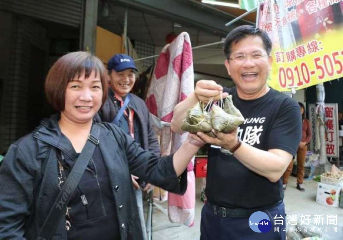 林佳龍到太平的市場拉票，攤商送粽子預祝連任成功。（圖／台中市長候選人林佳龍競選總部）