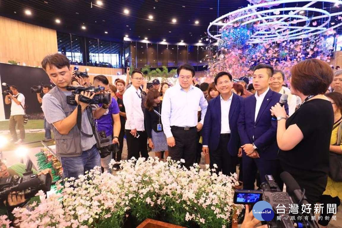 三位林市長一起逛花博,留下難得的畫面。(圖/台中市長候選人林佳龍競選總部)