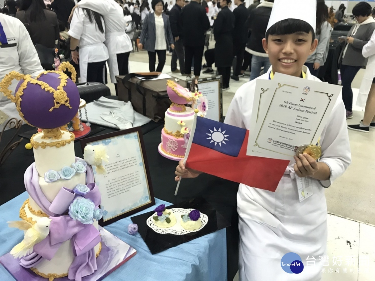 第一屆將才學堂郭姿羽同學在AF韓國國際技能人大賽三層婚禮蛋糕展示項目奪下金牌、精緻甜點展示項目奪下銀牌。