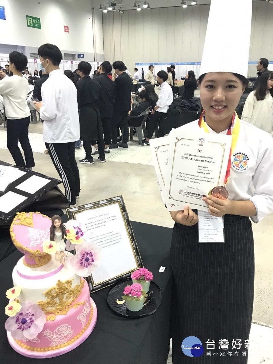 第一屆將才學堂郭陳嘉霓同學在AF韓國國際技能人大賽三層婚禮蛋糕展示項目奪下金牌、精緻甜點展示項目奪下銅牌。