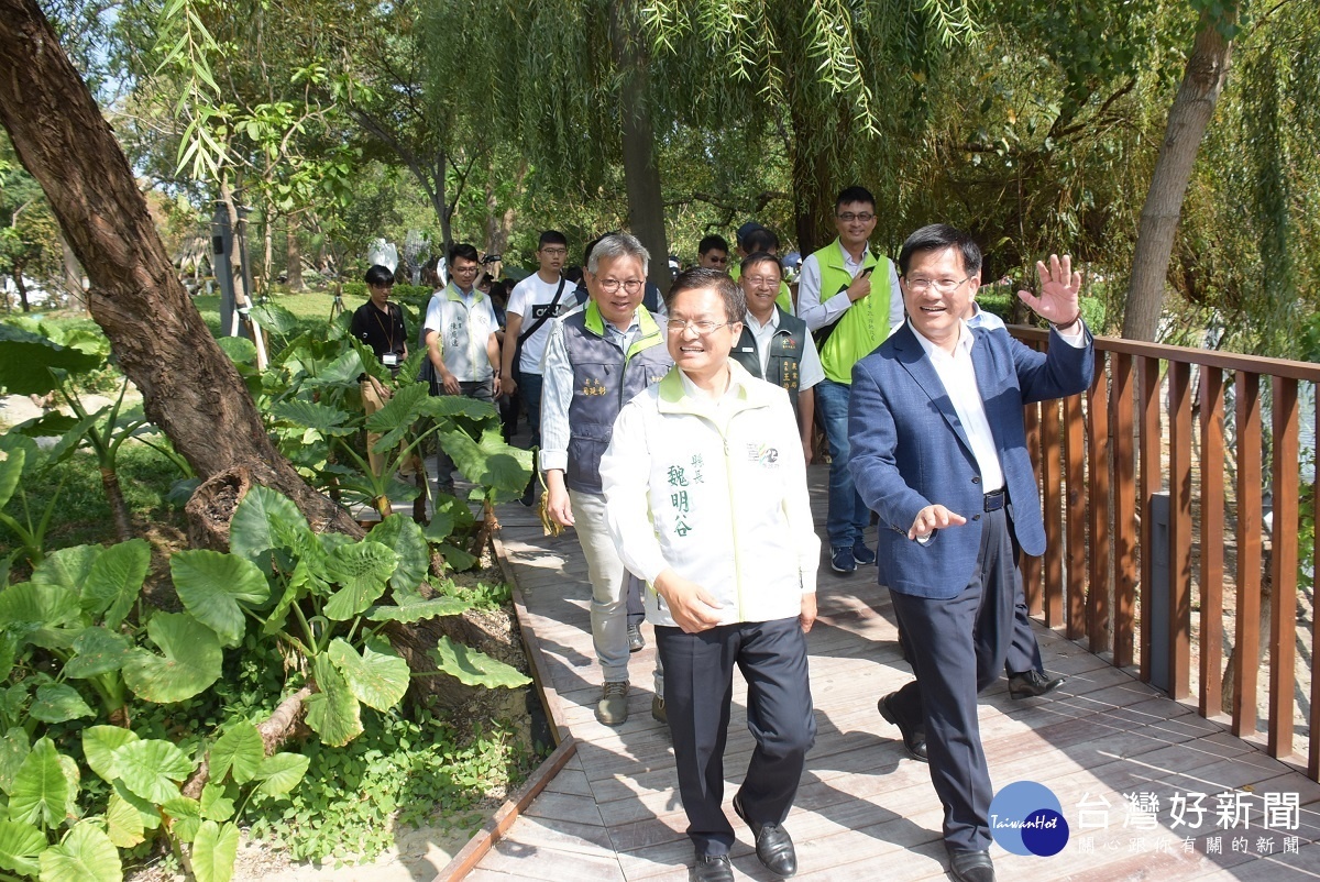 彰化縣長魏明谷參訪臺中花博，市長林佳龍親自導覽園區。