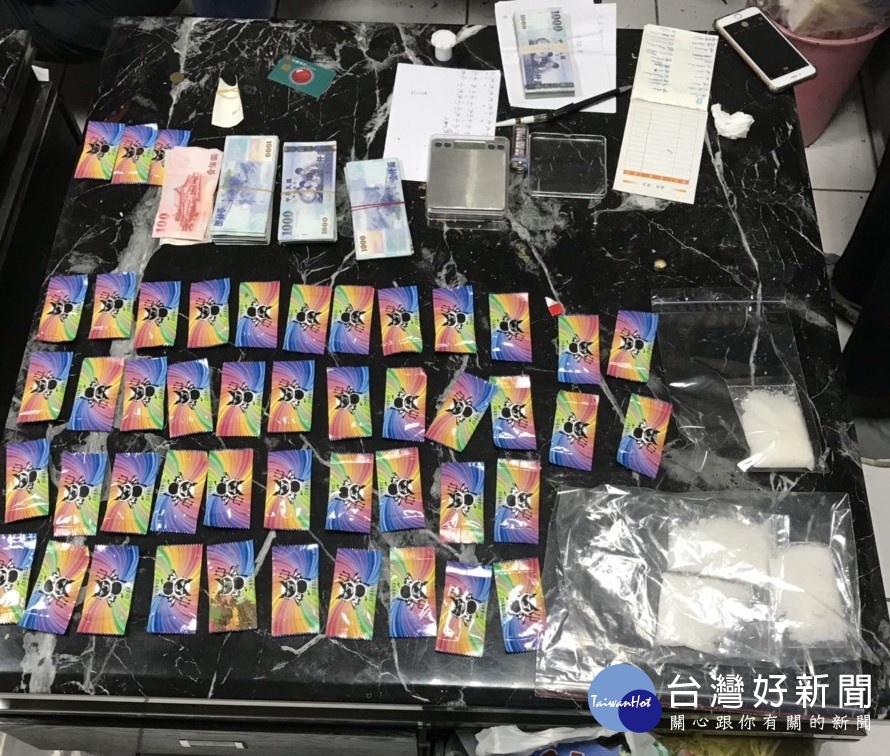 現場查扣K他命約500公克、小惡魔毒品咖啡包47包,疑為販毒贓款30萬元