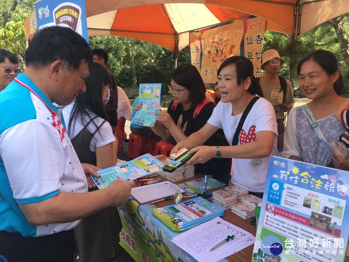 南投縣府觀光處宣導民眾住合法旅宿。（記者扶小萍攝）