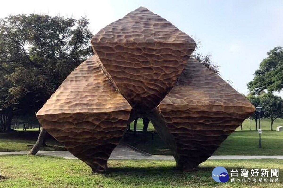 桃園市政府斥資2700萬元於大溪埔頂公園內設置兩件大型公共藝術品,其中之一的「晶」。
