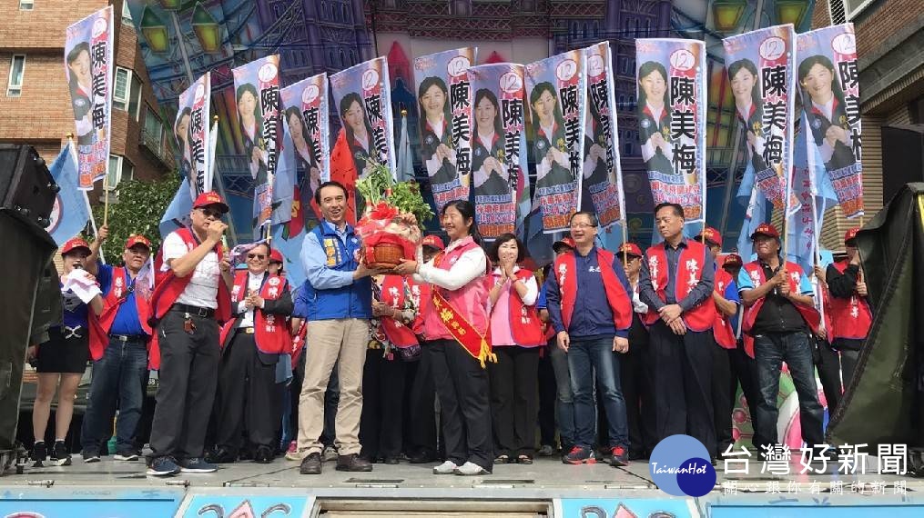 桃園市長候選人陳學聖馬不停蹄的勤跑基層向選民懇託,所到之處得到熱烈歡迎並且高喊「陳學聖凍蒜」