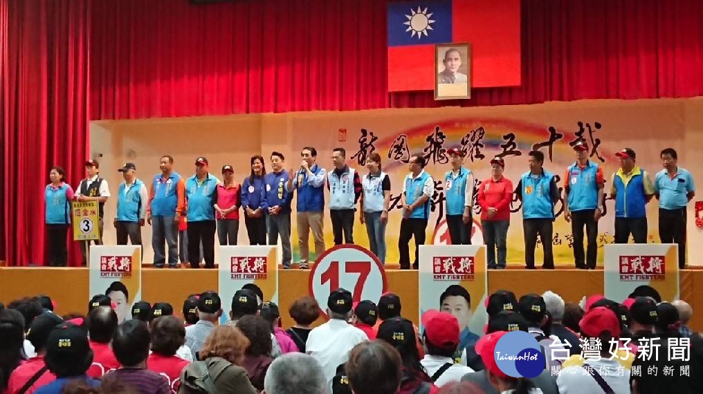 桃園市長候選人陳學聖馬不停蹄的勤跑基層向選民懇託,所到之處得到熱烈歡迎並且高喊「陳學聖凍蒜」