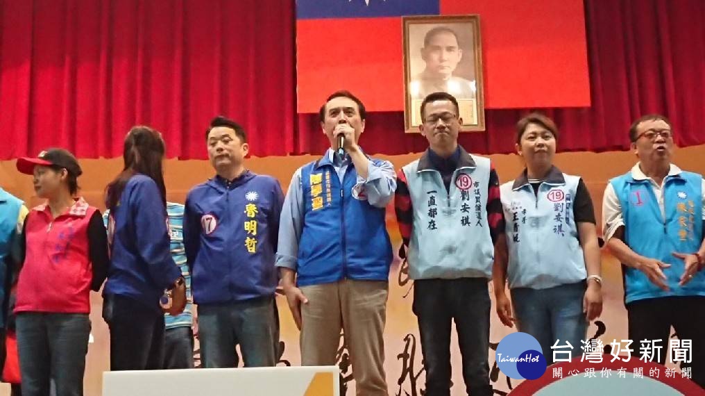 桃園市長候選人陳學聖馬不停蹄的勤跑基層向選民懇託,所到之處得到熱烈歡迎並且高喊「陳學聖凍蒜」